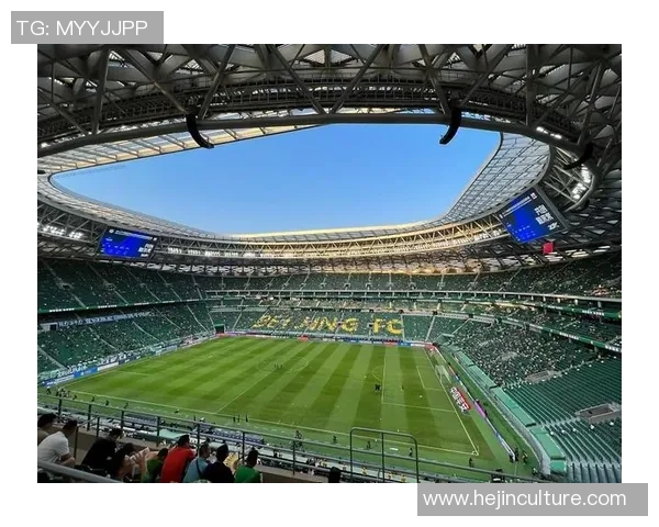 80岁足球传奇依然驰骋绿茵场 展现超凡球技与不老精神