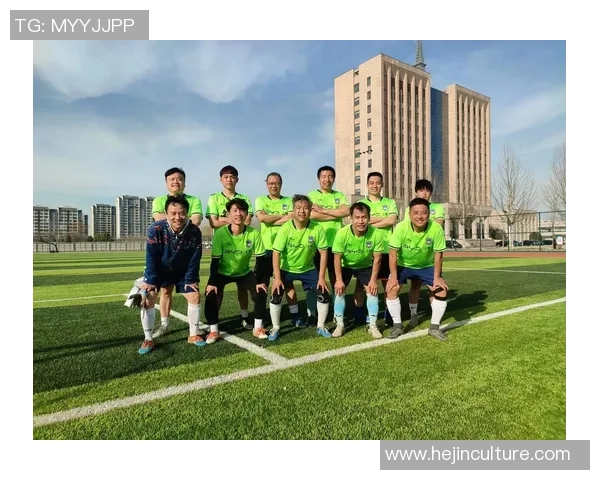 当绿茵场上英雄相拥时热血与尊重在拥抱中交织